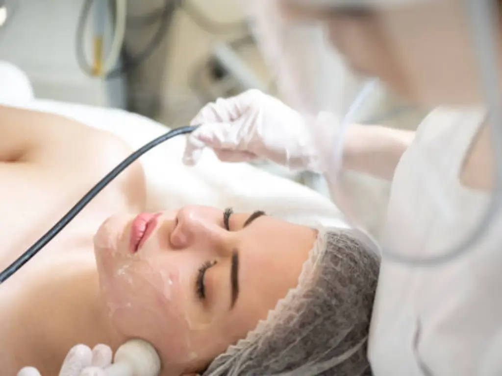 Professional aesthetic laser treatment at Evoskin